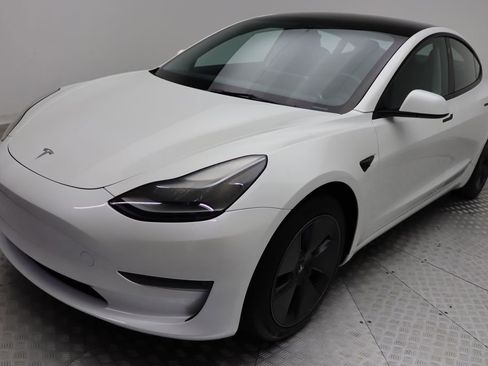 Used 2023 Tesla Model 3 Standard Range image 2