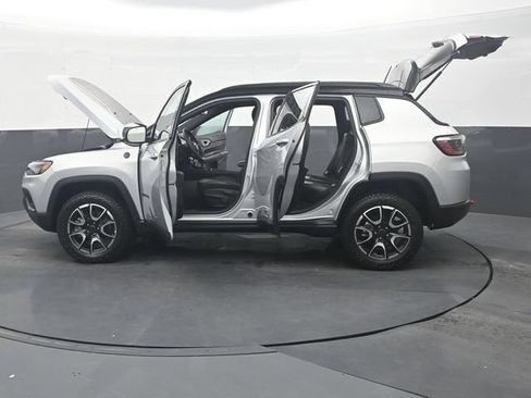 Used 2025 Jeep Compass Trailhawk w/ Trailer Tow Group AWD/4WD image 38