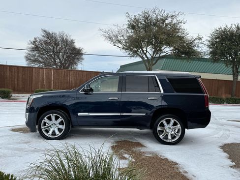 Used 2019 Cadillac Escalade Premium Luxury image 11
