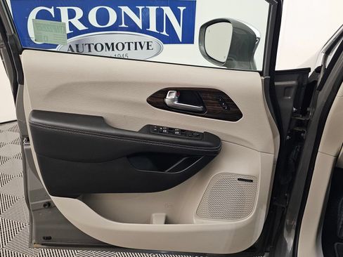 Used 2022 Chrysler Pacifica Limited AWD/4WD image 2