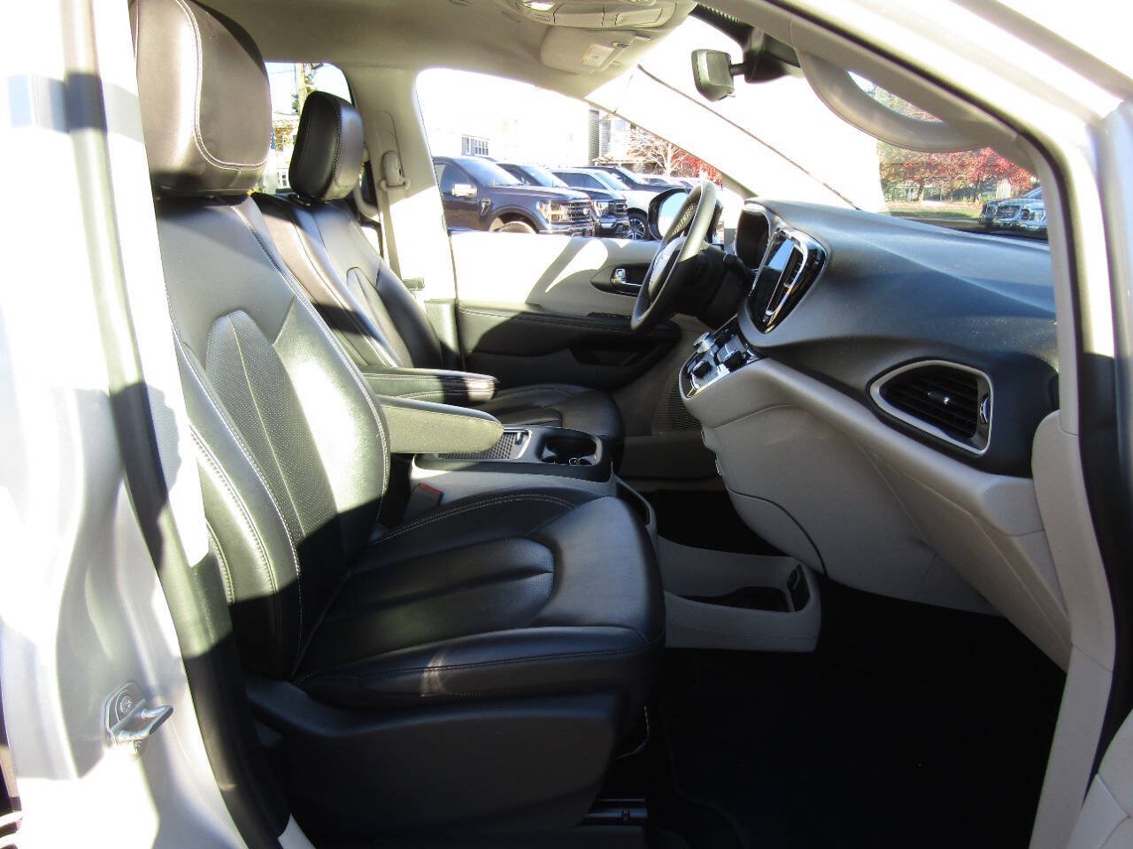 Used 2024 Chrysler Pacifica Touring-L FWD image 26