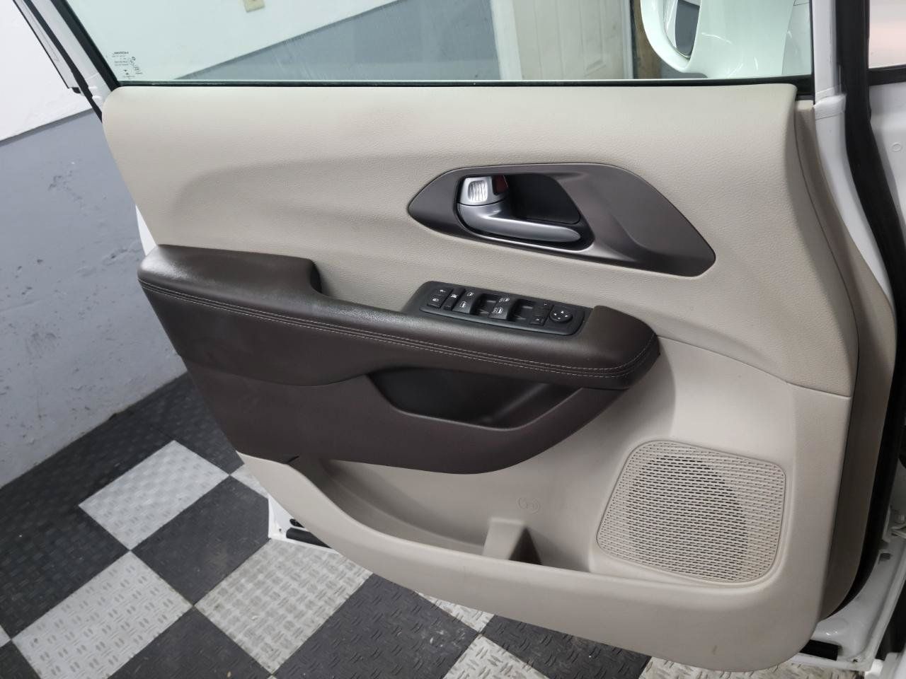 Used 2017 Chrysler Pacifica Touring-L FWD image 23