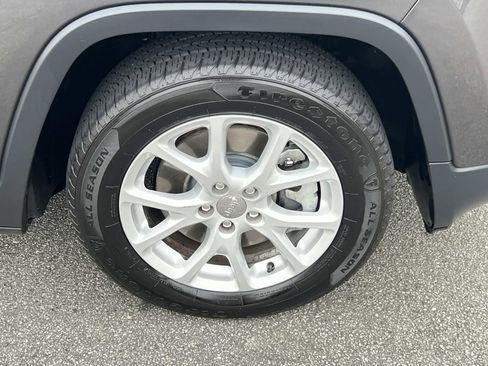 Used 2015 Jeep Cherokee Latitude w/ Comfort/Convenience Group image 12