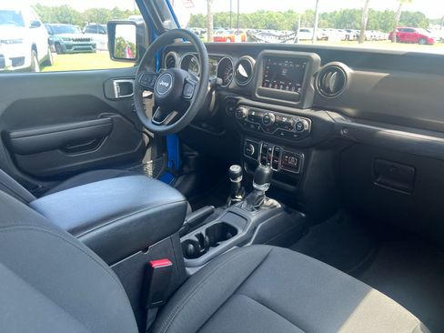 Used 2023 Jeep Gladiator Sport AWD/4WD image 15