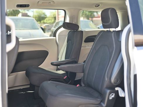 Used 2022 Chrysler Voyager LX image 10