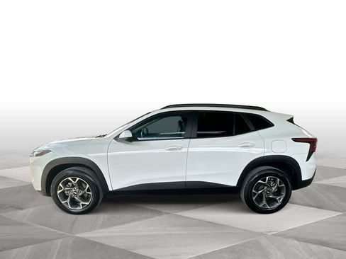 Used 2025 Chevrolet Trax LT w/ LT Convenience Package FWD image 5