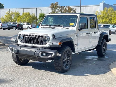 Used 2025 Jeep Gladiator Sport AWD/4WD image 3