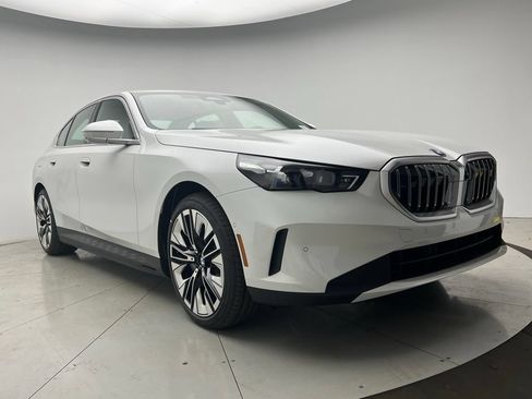 Used 2026 BMW i5 eDrive40 w/ Premium Package RWD image 2