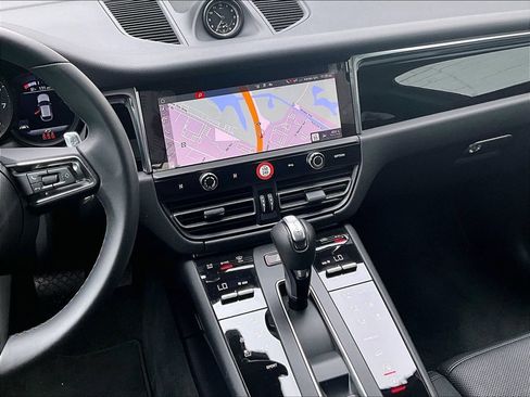 Certified 2025 Porsche Macan AWD/4WD image 10