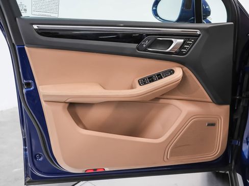 Certified 2024 Porsche Macan AWD/4WD image 26