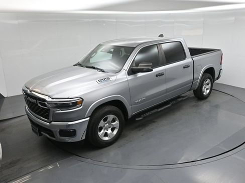 Used 2025 RAM 1500 2WD Crew Cab image 32