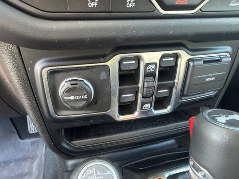 Used 2024 Jeep Wrangler Unlimited Sahara AWD/4WD image 16