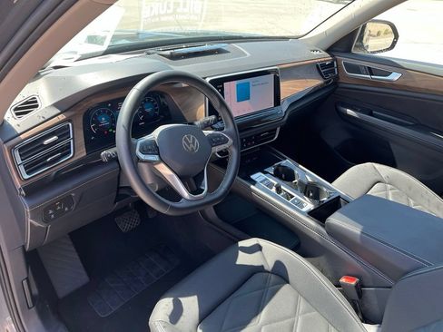 Used 2025 Volkswagen Atlas SE AWD/4WD image 13