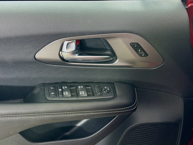 New 2026 Chrysler Pacifica Select w/ S Appearance Package FWD image 17