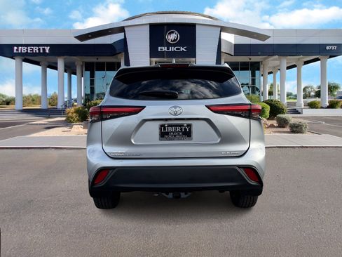 Used 2021 Toyota Highlander XLE image 5