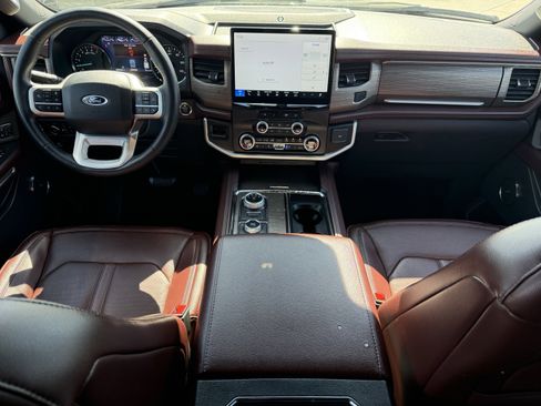 Used 2024 Ford Expedition Limited image 13