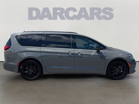 Used 2025 Chrysler Pacifica Limited FWD image 8