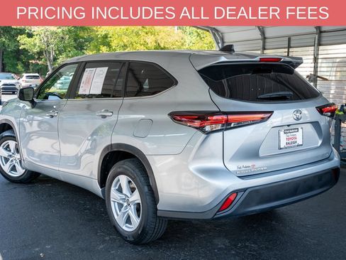 Used 2025 Toyota Highlander LE FWD image 3