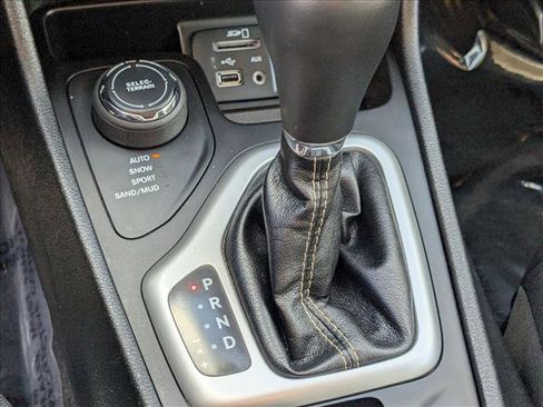 Used 2018 Jeep Cherokee Latitude Plus w/ Cold Weather Group image 12