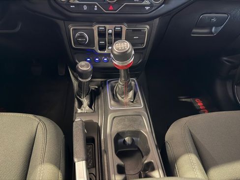 Used 2018 Jeep Wrangler Unlimited Sahara AWD/4WD image 32