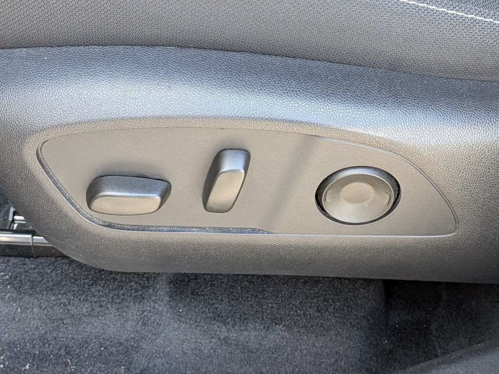 Used 2026 Chevrolet Traverse LT FWD image 20