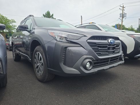 Used 2025 Subaru Outback Premium AWD/4WD image 2