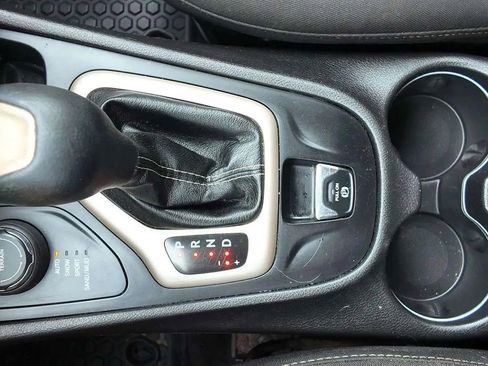 Used 2017 Jeep Cherokee Latitude w/ Cold Weather Group image 12