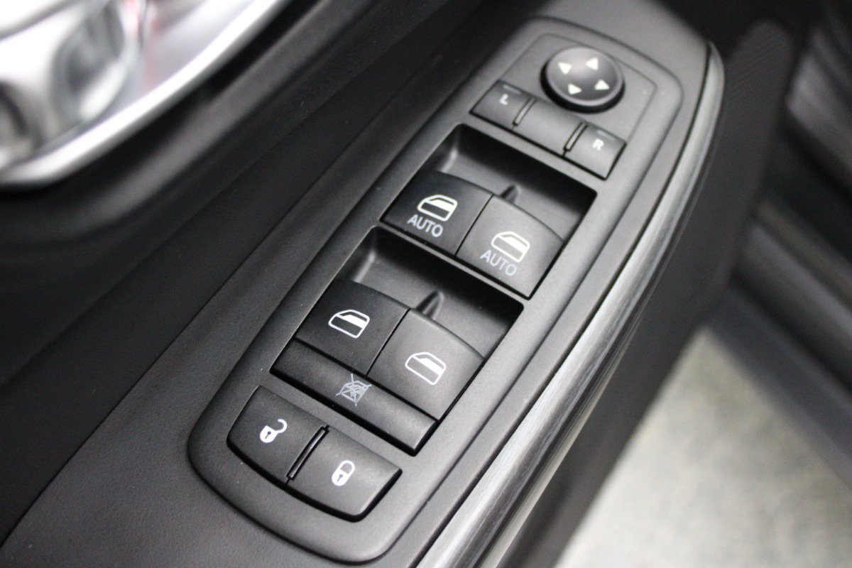 Used 2015 Jeep Cherokee Trailhawk AWD/4WD image 14