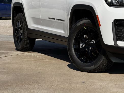 New 2026 Jeep Grand Cherokee Altitude image 12