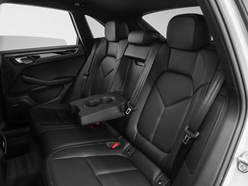 Certified 2026 Porsche Macan AWD/4WD image 36