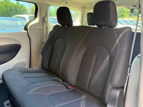 Used 2021 Chrysler Voyager L FWD image 14