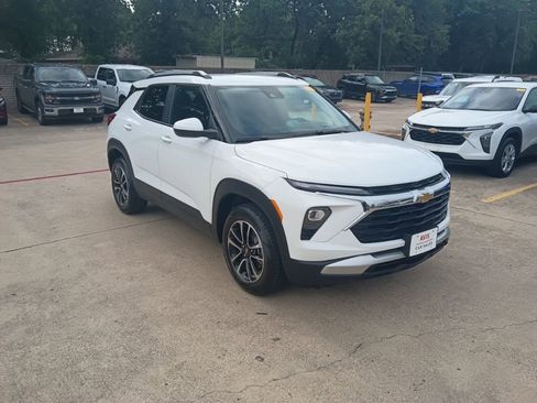 Used 2025 Chevrolet TrailBlazer LT AWD/4WD image 6