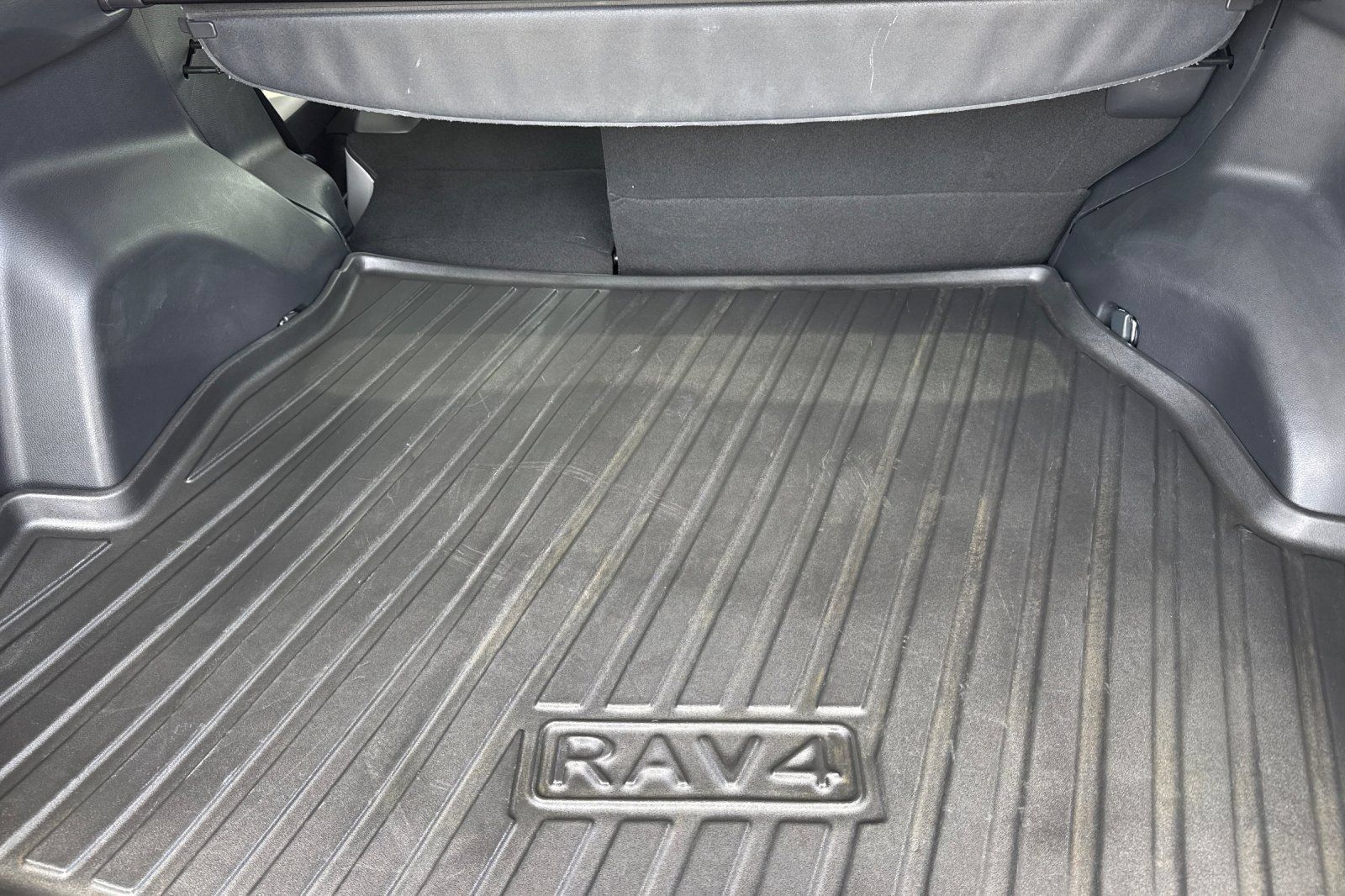 Used 2020 Toyota RAV4 XLE w/ Convenience Package AWD/4WD image 15