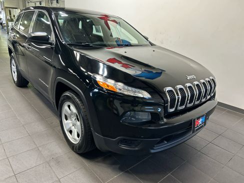 Used 2017 Jeep Cherokee Sport image 2