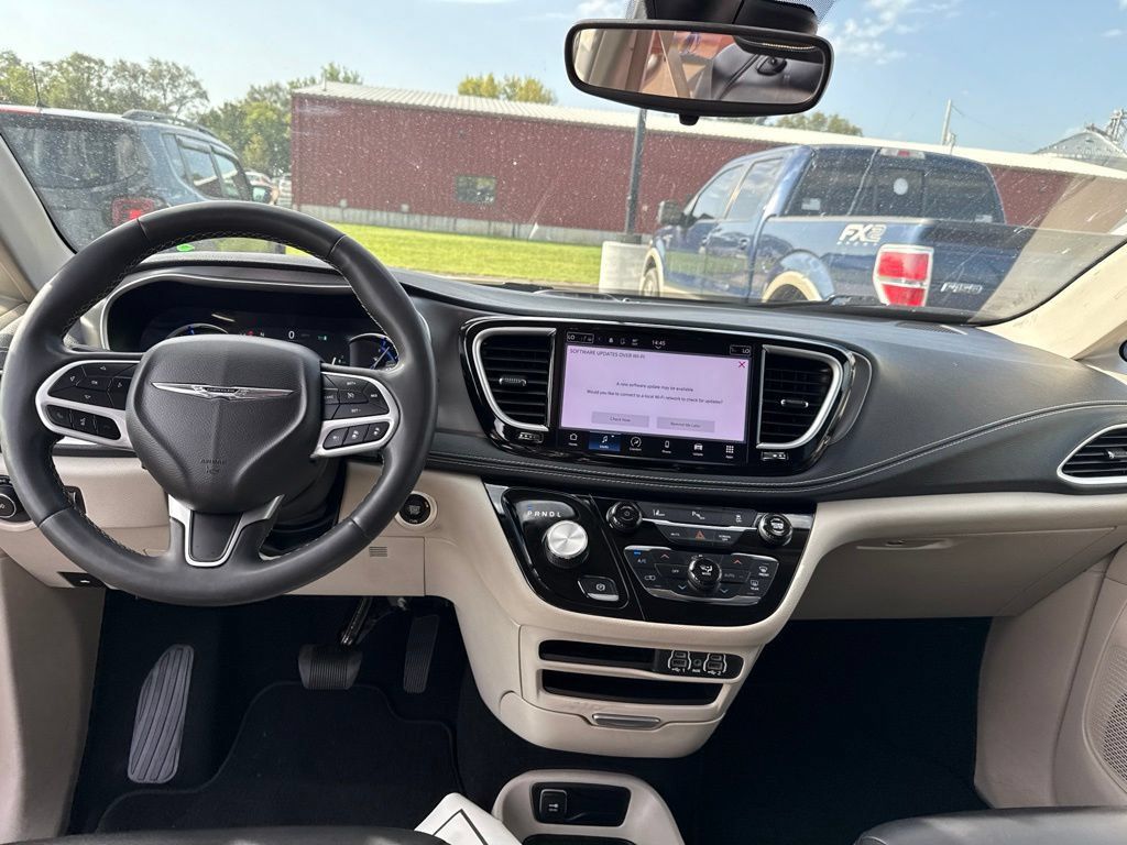 Used 2023 Chrysler Pacifica Touring-L FWD image 10
