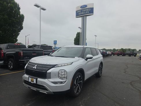 Used 2023 Mitsubishi Outlander SE AWD/4WD image 1
