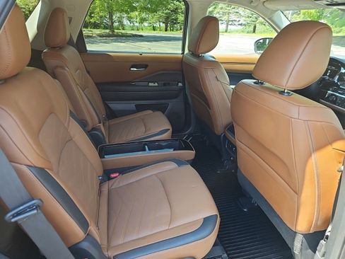Used 2024 Nissan Pathfinder Platinum AWD/4WD image 16