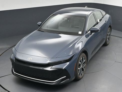 Certified 2025 Toyota Crown XLE image 31