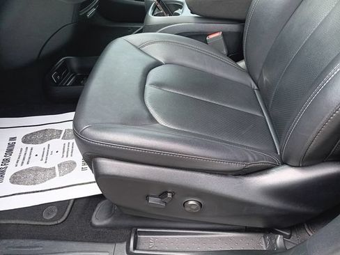 Used 2025 Chrysler Pacifica Select FWD image 14