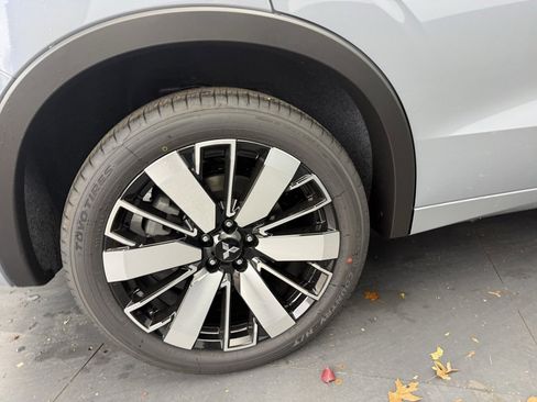 New 2025 Mitsubishi Outlander SE image 10