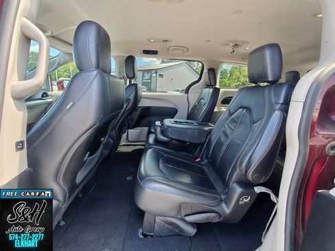 Used 2017 Chrysler Pacifica Touring-L FWD image 18
