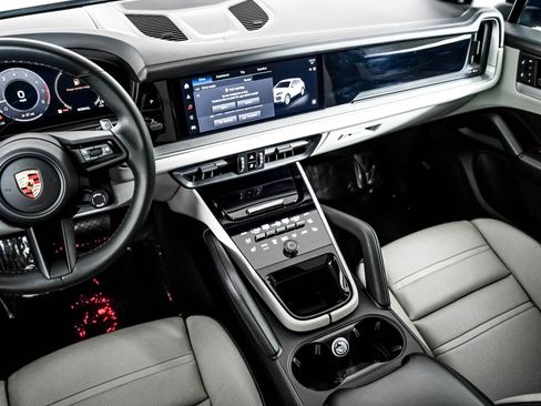 Certified 2024 Porsche Cayenne AWD/4WD image 18