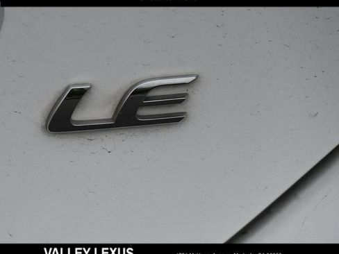 Used 2018 Toyota Corolla LE FWD image 4