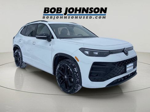 Used 2025 Volkswagen Tiguan SE R-Line image 1