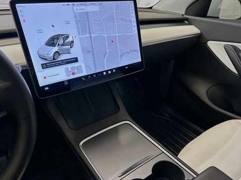 Used 2021 Tesla Model Y Long Range AWD/4WD image 25
