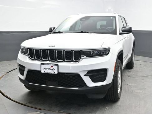 Used 2022 Jeep Grand Cherokee Laredo AWD/4WD image 2