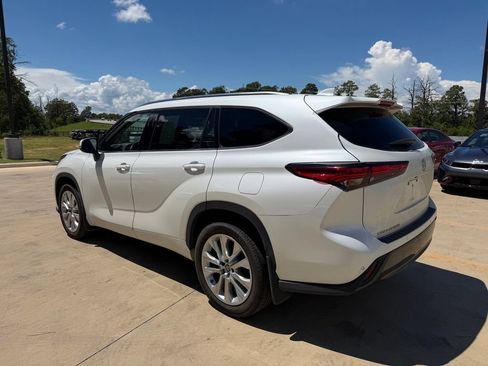 Used 2022 Toyota Highlander Limited FWD image 3