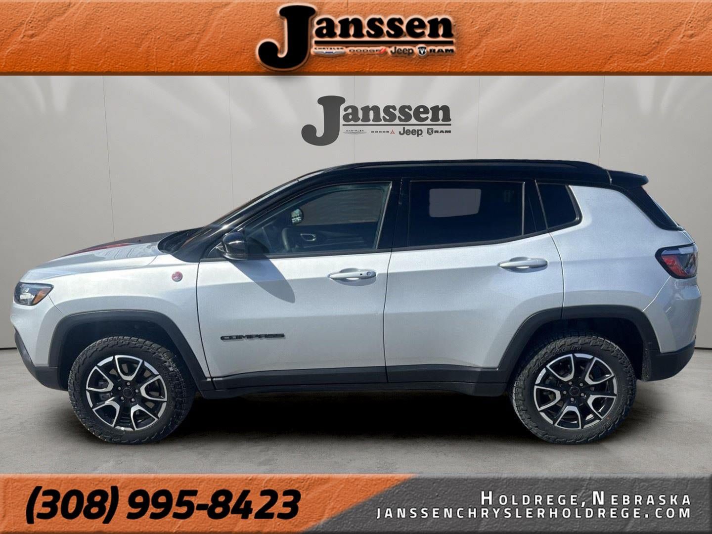 Used 2025 Jeep Compass Trailhawk AWD/4WD image 1