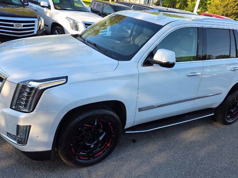 Used 2017 Cadillac Escalade Luxury AWD/4WD image 4