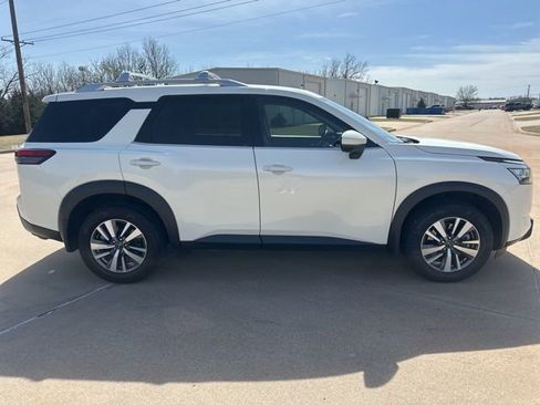 Used 2023 Nissan Pathfinder SL w/ Lighting Package (N92) FWD image 6